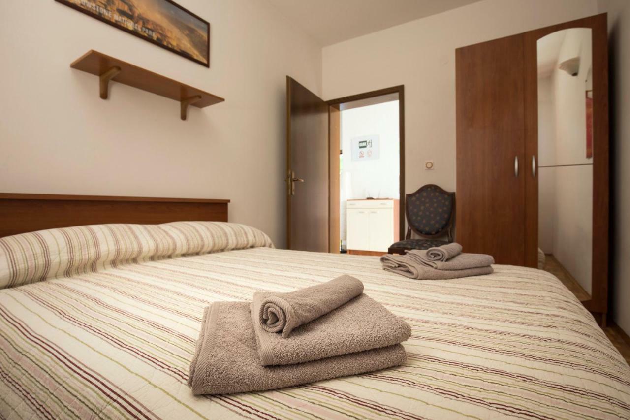 Apartment Vrata Jadrana 1 *